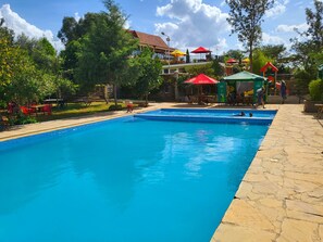 Swim-up bar - Leleshwa Getaway (Nairobi)
