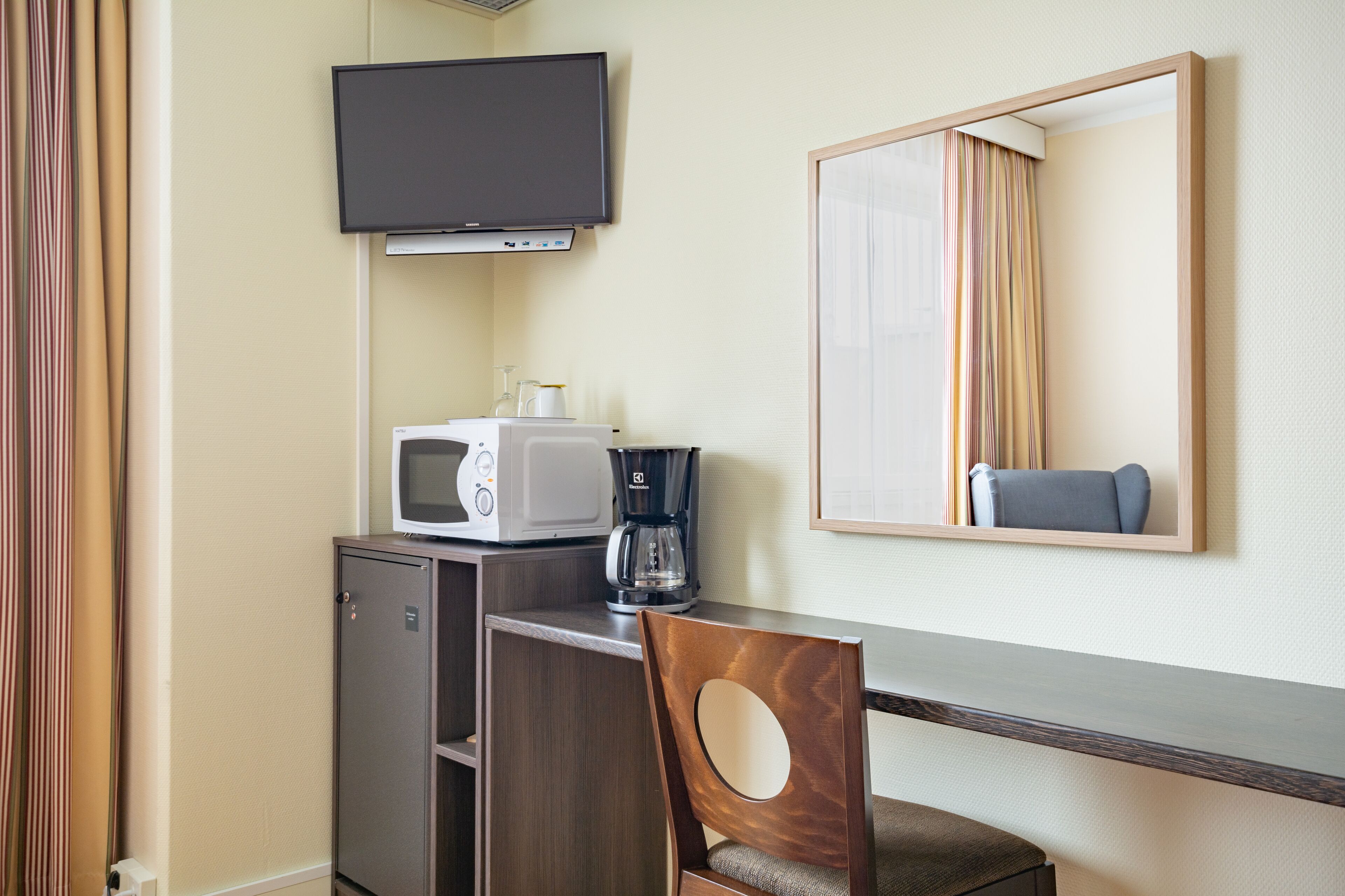 standard single room, 1 large single bed, non smoking | coffee and/or coffee maker