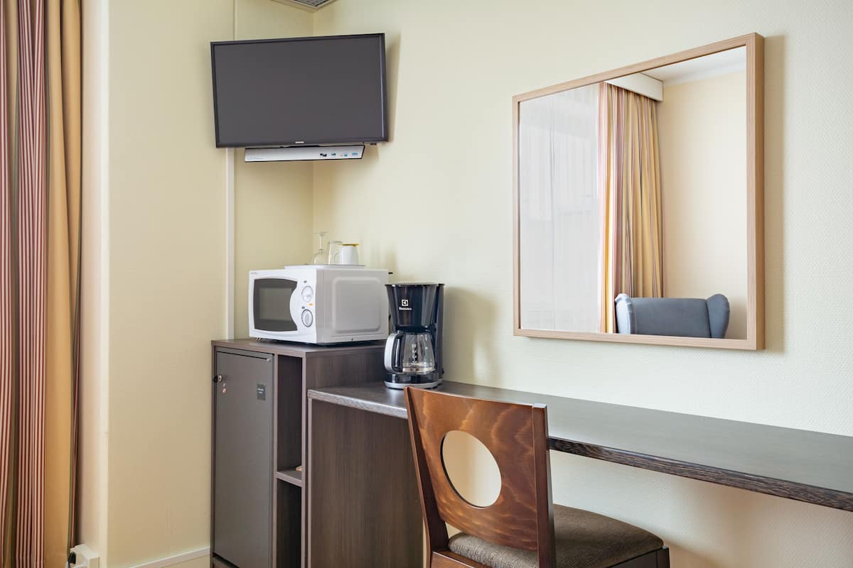 standard single room, 1 large single bed, non smoking | coffee and/or coffee maker