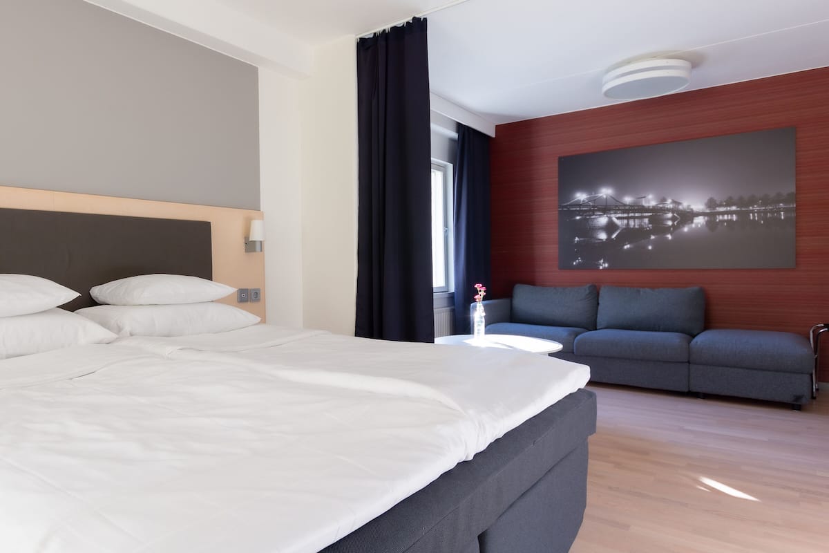 Suite | 1 bedroom, desk, laptop workspace, blackout drapes
