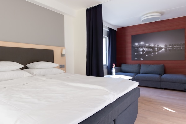 Escritorio, espacio para trabajar con laptop y cortinas blackout