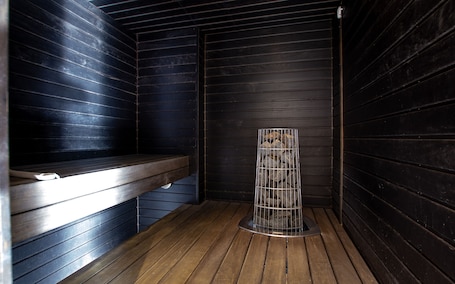 Suite | Bathroom | Shower, hair dryer, towels, soap