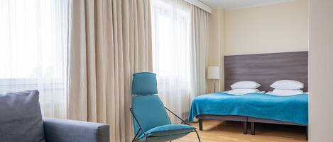 Quarto triplo superior, 1 cama Queen e sofá-cama, para não fumantes | 1 quarto, escrivaninha, espaço de trabalho para notebook