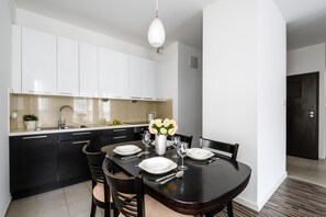 Economy Apartment | Private kitchen | Fridge, oven, stovetop, dishwasher - P&O Apartments Gieldowa (Warsaw)