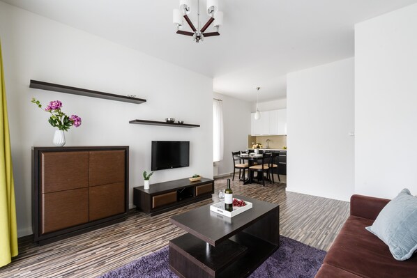Economy Apartment | Living area | 40-inch flat-screen TV with cable channels, TV - P&O Apartments Gieldowa (Warsaw)