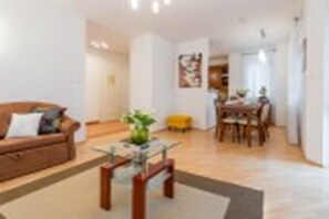 Economy appartement | Woonruimte | Een flatscreentelevisie