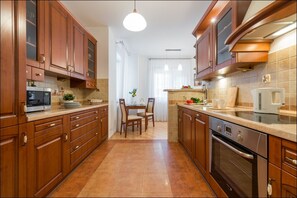 Economy Apartment | Private kitchen | Fridge, microwave, oven, stovetop - P&O Apartments Grodkowska (Warsaw)