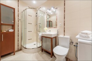 Departamento económico | Baño | Regadera, amenidades de baño gratuitas, toallas 