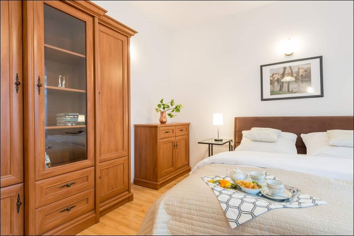 Tabla de planchar con plancha, wifi gratis y ropa de cama
