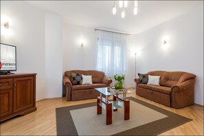 Apartamento econômico | Área de estar | TV de tela plana