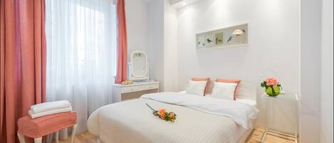 Economy Apartment | Iron/ironing board, free WiFi, bed sheets