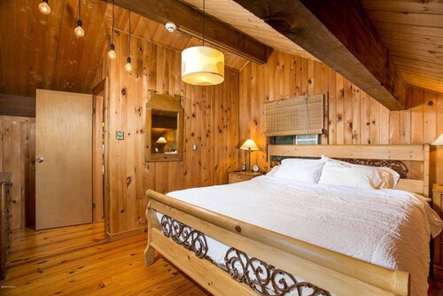 Beautiful, Private Berkshires Retreat w Magic View! 5min to Lake Garfield Beach