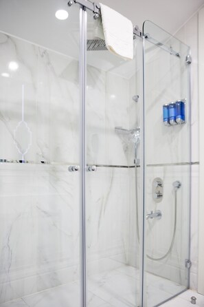 Comfort Double Room, 1 Bedroom, Smoking | Free minibar items, in-room safe, soundproofing, free WiFi - Hotel Kralice (Istanbul)