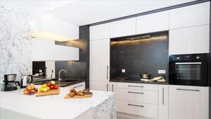 Coffee/tea maker, fridge, microwave, oven - P&O Apartments Grzybowska 3 (Warsaw)