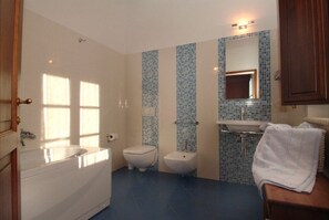 Suite | Bany | Dutxa, capçal de dutxa tipus cascada i articles de tocador gratuïts 