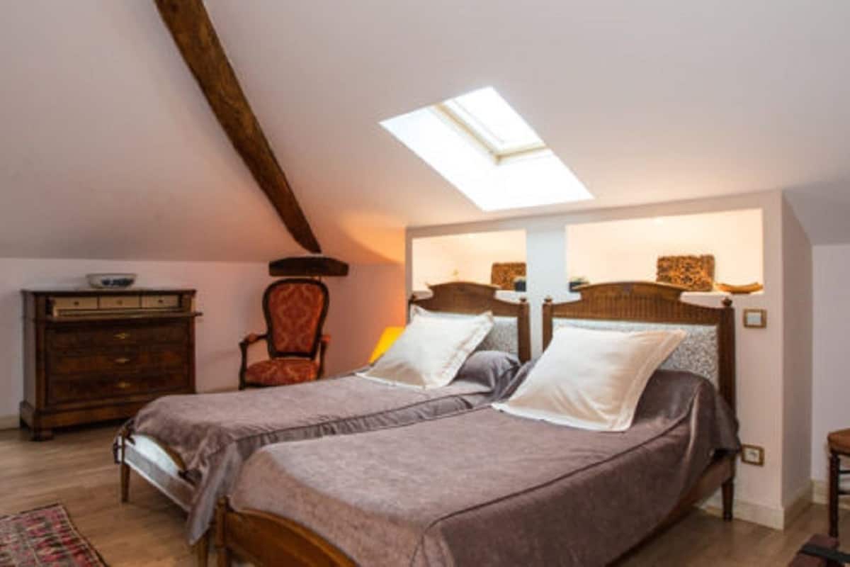 Chambre avec lits jumeaux, salle de bains privée