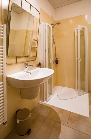 Shower, rainfall showerhead, free toiletries, hair dryer - Santa Teresa House (Verona)