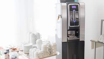 Una cafetera con pantalla digital y dispensador de agua.