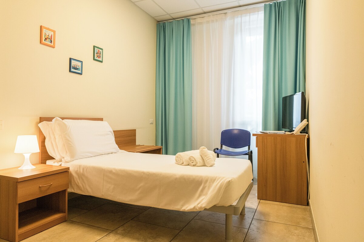Single Room, 1 Twin Bed, Non Smoking | Down comforters, desk, laptop workspace, blackout drapes