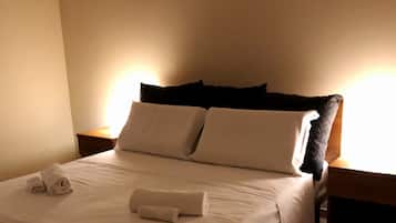 Cubrecamas, escritorio y cortinas blackout