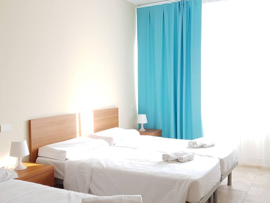 Dundyner, skrivebord, blendingsgardiner og strykejern/-brett