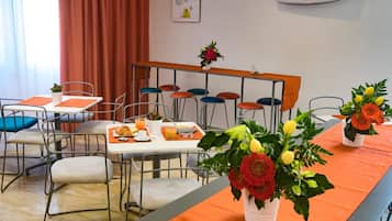 Desayuno buffet diario (EUR 8 por persona)