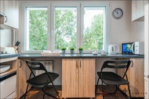 Refrigerador, horno, placa de cocina, tetera/pava eléctrica