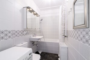 エコノミー アパートメント | バスルーム | シャワー付き浴槽、バスアメニティ (無料)、タオル