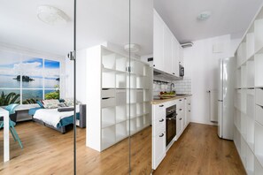 Economy Apartment | Private kitchenette | Fridge, oven, stovetop, dishwasher - P&O Apartments Kasprzaka 2 (Warsaw)