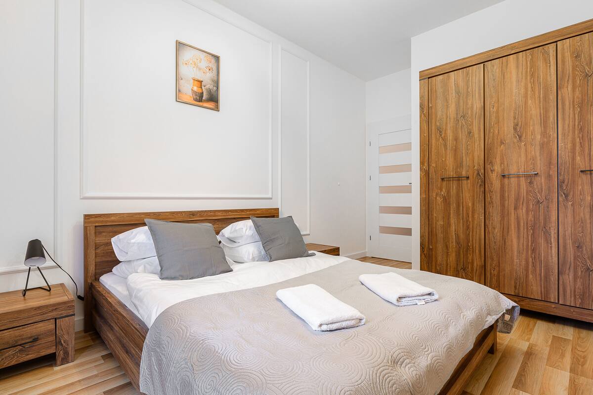 Apartamento económico | Tabla de planchar con plancha, wifi gratis, ropa de cama