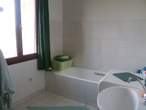 Baignoire et douche séparées, articles de toilette gratuits