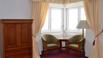 Standard-Doppelzimmer | Schreibtisch, laptopgeeigneter Arbeitsplatz, kostenloses WLAN