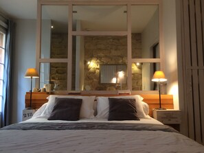 Rom – comfort, 1 queensize-seng, terrasse | Individuelt dekorert, individuelt innredet og blendingsgardiner