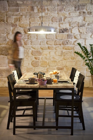 Se ofrece un desayuno continental (15 EUR por persona). L'Esprit des Chartrons