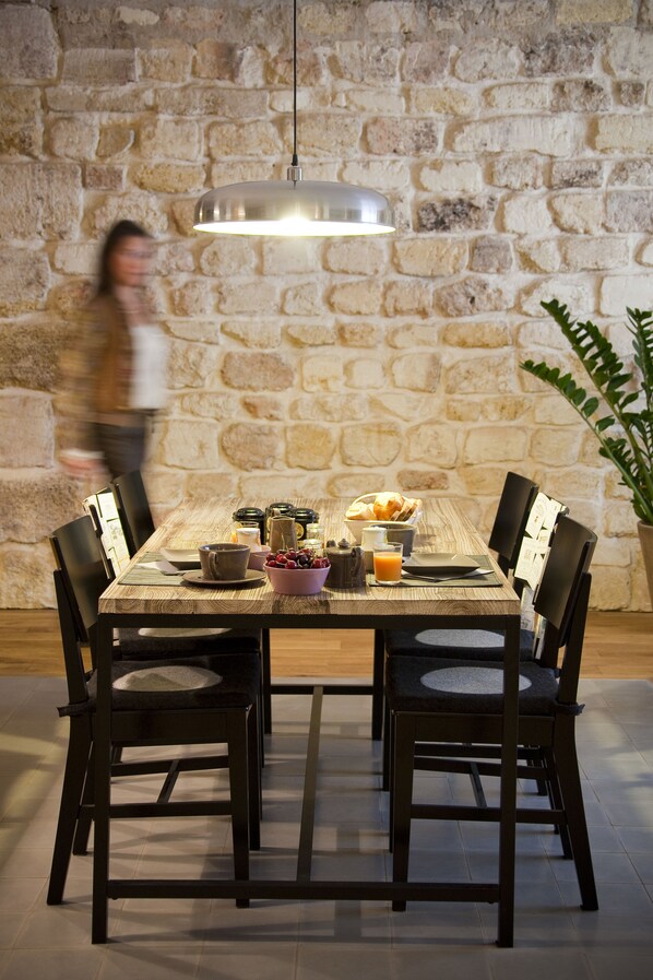 Kontinental frokost hver dag (EUR 15 per person)