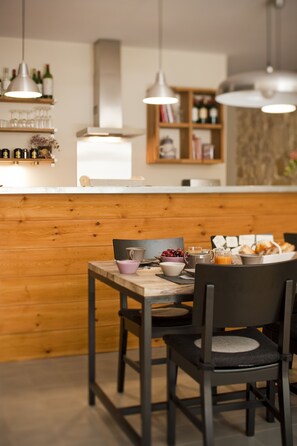 Daily continental breakfast (EUR 15 per person)