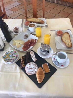 Daily continental breakfast (EUR 6 per person)