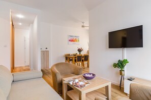 Classic Apartment | Soundproofing, iron/ironing board, free WiFi, bed sheets - P&O Apartments Marszałkowska (Warsaw)