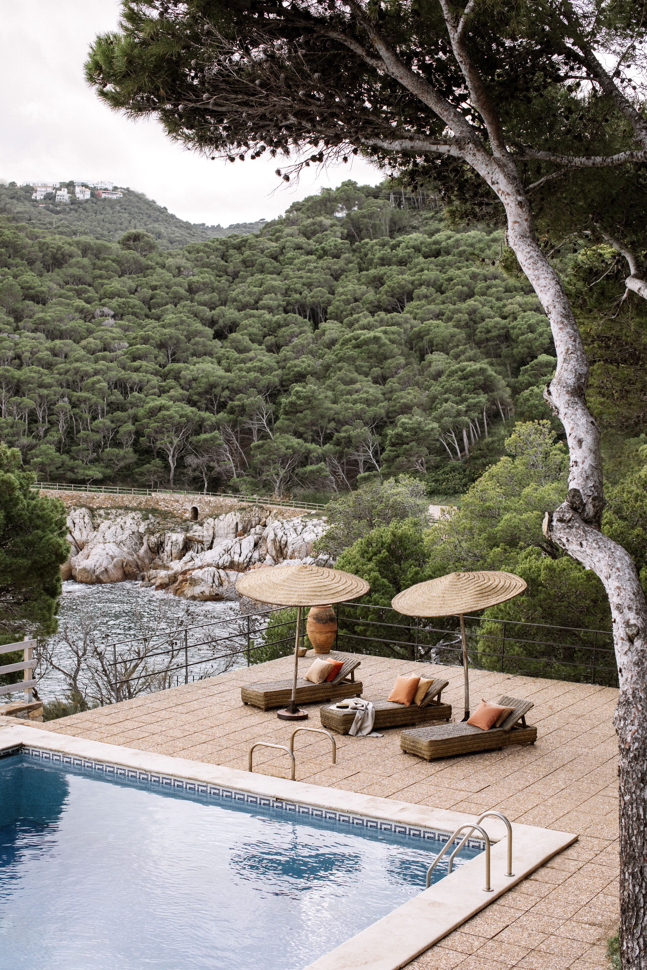 Piscina externa, espreguiçadeiras