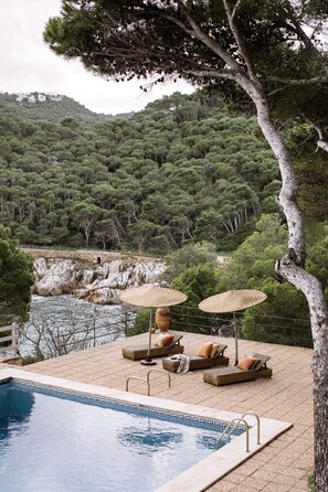 Outdoor pool, sun loungers - Apartaments Cap Sa Sal (Begur)