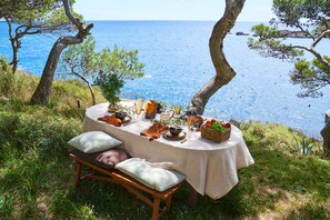 Daily cooked-to-order breakfast (EUR 18 per person) - Apartaments Cap Sa Sal (Begur)