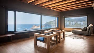 Ático de lujo, vistas al mar (Privado) | Zona de estar | Una televisión de pantalla plana