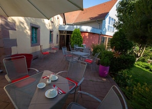 Lunch and dinner served, French cuisine