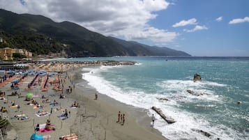 Sulla spiaggia, sabbia scura, snorkeling