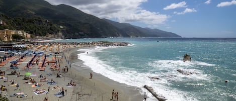 Rannalla, mustaa hiekkaa, snorklausmahdollisuus