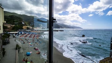Am Strand, schwarzer Sandstrand, Schnorcheln