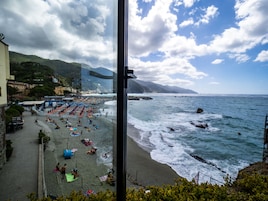 En la playa, arena negra, snorkel