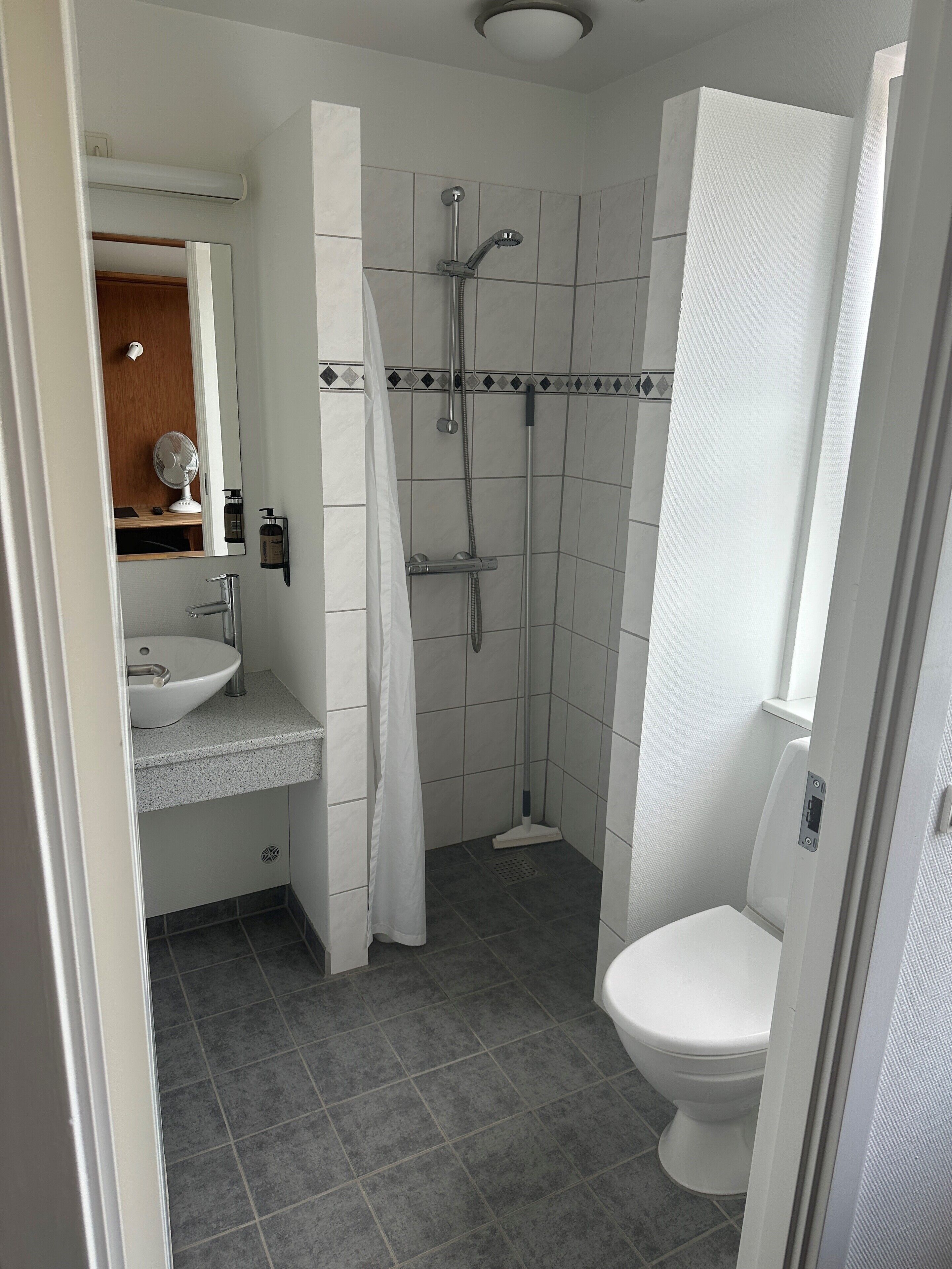 basic single room, 1 single bed | bathroom | shower, free toiletries, hair dryer, towels