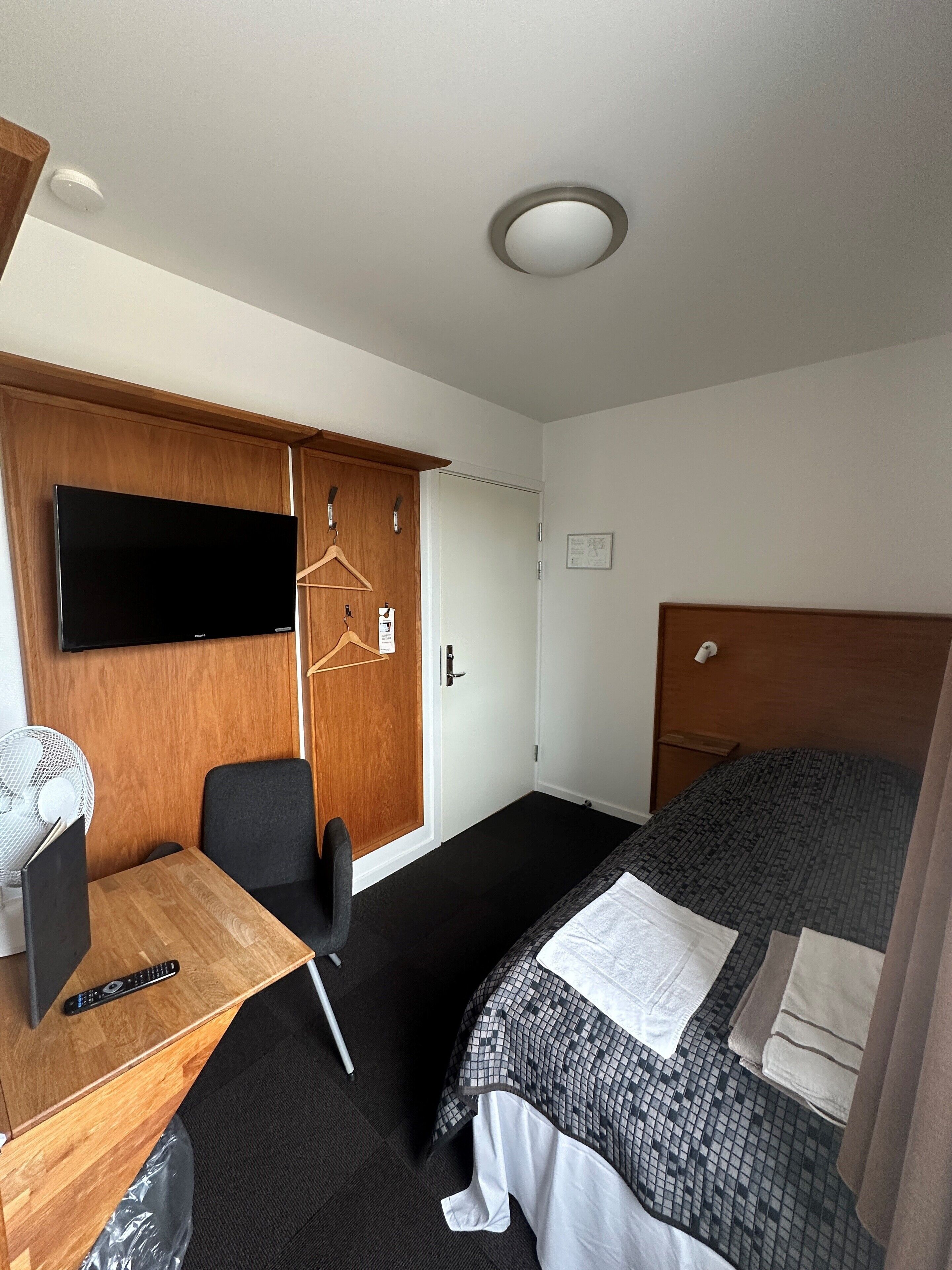 basic single room, 1 single bed | desk, soundproofing, iron/ironing board, free wifi