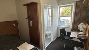 Basic-Einzelzimmer, 1 Einzelbett | Schreibtisch, schallisolierte Zimmer, Bügeleisen/Bügelbrett